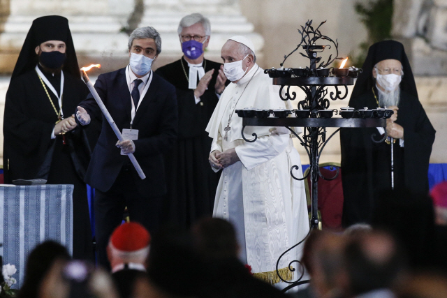 20일(현지시간) 마스크를 쓴 프란치스코 교황(오른쪽에서 두번째)이 이탈리아 로마의 산타 마리아 인 아라코엘라 성당에서 열린 세계 평화를 위한 종교 간 합동 기도회를 주례하고 있다. 교황의 경호를 담당하는 근위대원 중 최소 11명이 코로나19 확진 판정을 받자 교황은 이날 처음으로 마스크를 쓴 채 대중행사에 참석했다./EPA연합뉴스