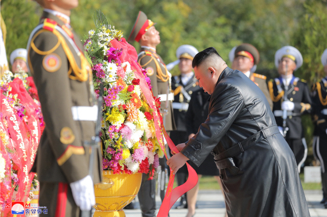 김정은 북한 국무위원장이 중국의 6·25전쟁 참전 70주년을 맞아 평안남도 회창군에 있는 중공군 열사능을 참배했다고 조선중앙통신이 22일 보도했다. /평양 조선중앙통신