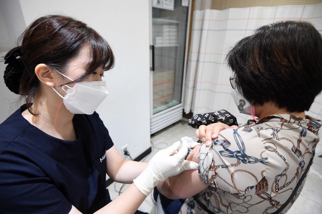 지난달 25일 서울 강서구 한국건강관리협회 건강증진의원 서울지부에서 한 시민이 독감 예방접종을 받고 있다./권욱기자