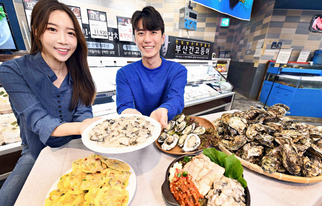 22일 홈플러스 강서점에서 모델들이 올해 거제, 통영 앞바다에서 첫 출하한 ‘남해안 생굴’을 선보이고 있다. /사진제공=홈플러스