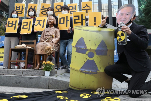 지난 19일 서울 종로구 일본대사관 앞 평화의소녀상에서 환경운동연합 활동가 등이 후쿠시마 제1원전 방사성 오염수 방류 반대 시위를 하고 있다.