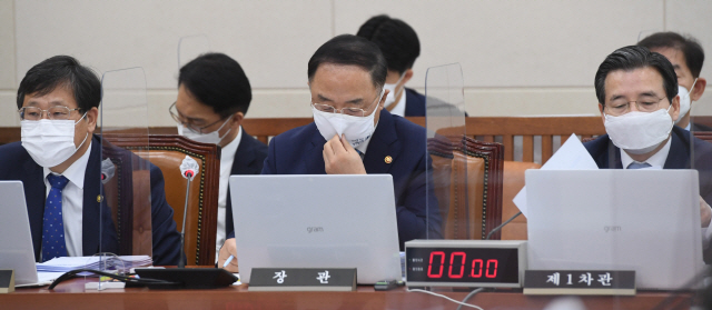 홍남기 부총리 겸 기획재정부 장관이 22일 서울 여의도 국회에서 열린 기획재정위원회의 국세청, 관세청, 조달청, 통계청 등에 대한 국정감사에 출석해 있다. /연합뉴스