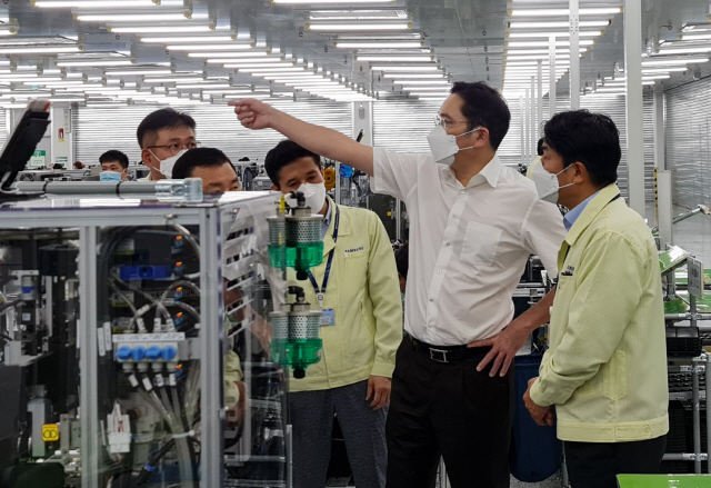 이재용(오른쪽 두번째) 삼성전자 부회장이 지난 20~21일 베트남 하노이 인근에 위치한 삼성 복합단지를 찾아 스마트폰 생산공장을 점검하고 있다. /사진제공=삼성전자