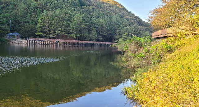 산책로가 조성 중인 부산 기장군 정관읍 병산저수지 전경./사진제공=기장군