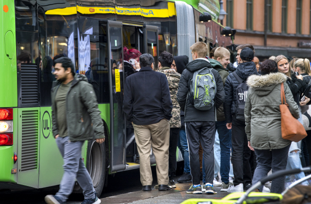 스웨덴 수도 스톡홀름 북부의 대학도시인 웁살라 시민들이 21일(현지시간) 마스크를 쓰지 않은 채 버스에 오르고 있다. 코로나19 확진자가 늘자 웁살라는 집단면역을 실험 중인 스웨덴에서 처음으로 지역단위 봉쇄조치를 검토하고 있다.   /AP연합뉴스