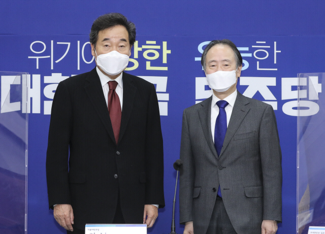 이낙연(왼쪽) 더불어민주당 대표가 22일 서울 여의도 국회에서 도미타 고지 주한 일본대사를 접견하고 있다.     /연합뉴스