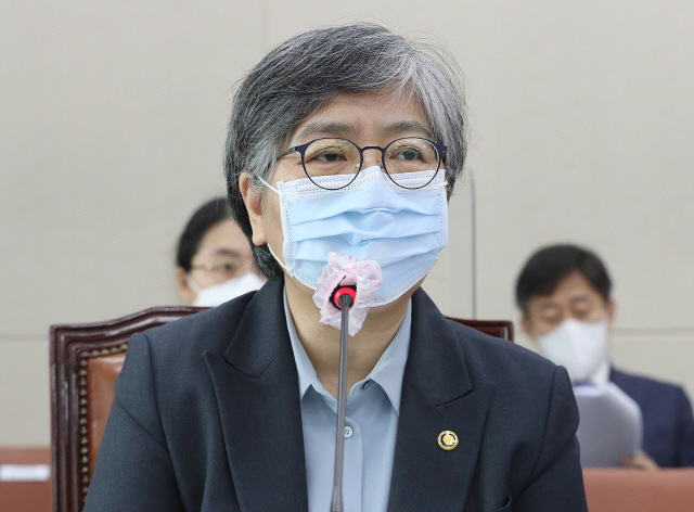 정은경 질병관리청장이 22일 서울 여의도 국회에서 열린 국정감사에 출석해 의원들의 질의에 답하고 있다. /국회공동사진기자단