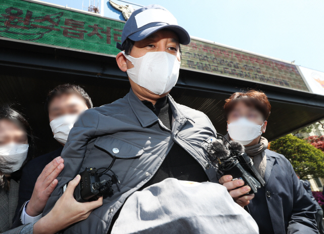 라임자산운용의 전주(錢主)이자 정관계 로비의혹 사건의 핵심 인물로 지목된 김봉현 스타모빌리티 회장이 수원여객 회삿돈 241억원을 빼돌린 혐의로 영장실질심사를 받기 위해 지난 4월26일 경기도 수원남부경찰서 유치장에서 나오고 있다. /수원=연합뉴스