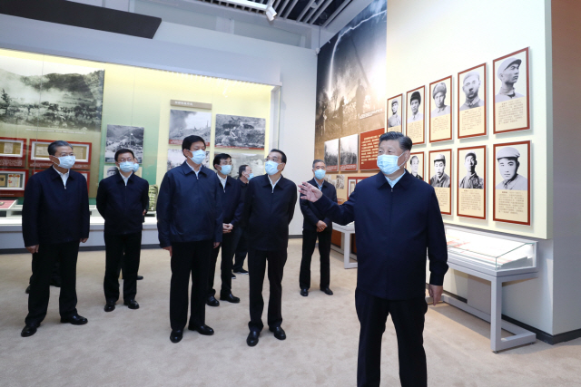 시진핑 중국 국가주석이 19일 수뇌부와 함께 ‘항미원조 70주년 기념 전시’를 참관하고 있다.  /신화연합뉴스
