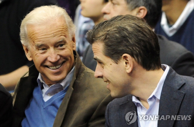 미국 민주당 대선후보인 조 바이든(왼쪽) 전 부통령과 아들 헌터 바이든./EPA연합뉴스