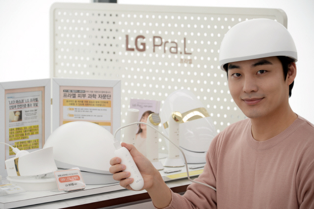LG전자 모델이 탈모 치료용 의료기기 LG프라엘 메디헤어를착용하고 있다./사진제공=LG전자