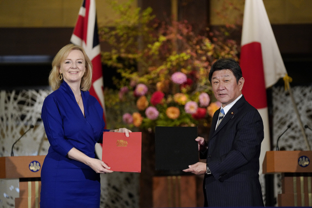 일본-영국, 새 자유무역협정 서명…내년 발효