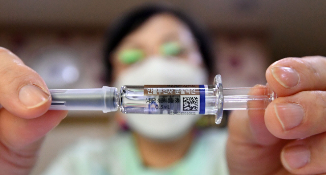 지난달 22일 서울 송파구의 한 병원에서 간호사가 접종이 중단된 백신을 들어보이고 있다./이호재기자