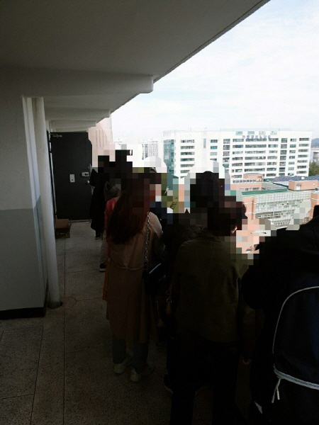 서울 가양동의 한 아파트 단지 복도에 전셋집을 보러 온 사람들이 길게 줄을 서 있다. /온라인 커뮤니티 캡처