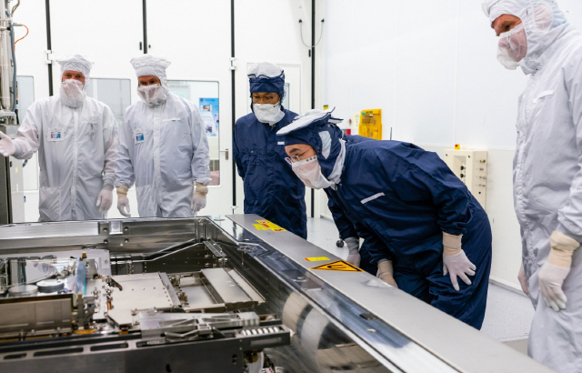 이재용(오른쪽에서 두번째) 삼성전자 부회장이 지난 13일(현지시간) 네덜란드 ASML 본사를 방문해 극자외선(EUV) 장비 생산 라인을 직접 살펴보고 있다./사진제공=삼성전자