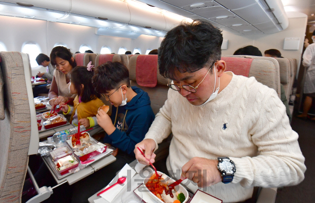 24일 인천공항을 출발한 아시아나항공 ‘A380 한반도 일주 비행’ 항공기에 탑승한 승객들이 기내식 서비스를 즐기고 있다. 승객 298명을 태운 아시아나항공 ‘A380 한반도 일주 비행’ 항공기는 이날 오전 11시 인천국제공항을 이륙해 동해바다가 보이는 강릉, 한라산 백록담이 보이는 제주도를 지나 오후 1시 20분 인천으로 다시 돌아오는 특별 관광 상품이다./영종도=이호재기자. 2020.10.24