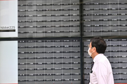 지난 1일 한 투자자가 도쿄증권거래소 시황게시판을 바라보고 있다./AFP연합뉴스