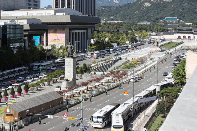 한글날인 9일 오후 서울 세종대로 광화문광장 일대에 경찰 차벽이 설치돼 있다./성형주기자