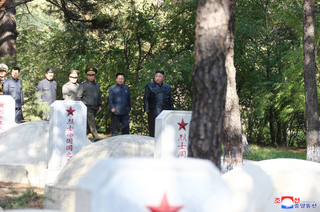 김정은 북한 국무위원장이 중국의 6·25전쟁 참전 70주년을 맞아 평안남도 회창군에 있는 중공군 열사능을 참배했다고 조선중앙통신이 22일 보도했다. /연합뉴스