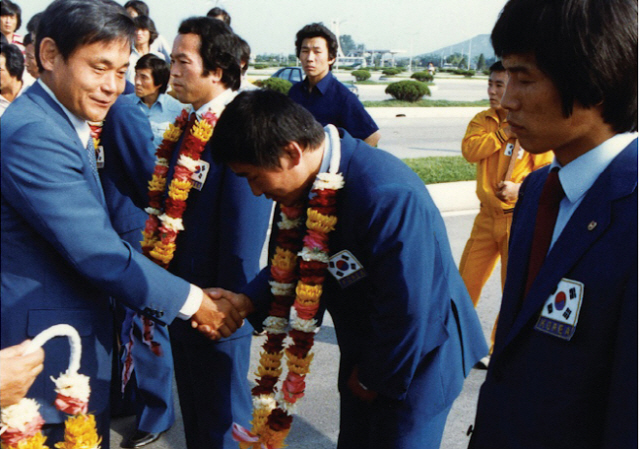 1982년 대한아마추어레슬링협회장이던 이건희 회장이 김포공항에서 선수단을 격려하고 있다. /사진제공=삼성