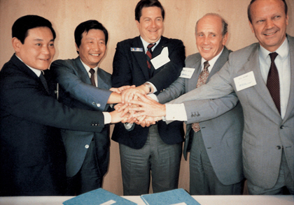 지난 1985년 6월 이건희(왼쪽) 삼성그룹 회장(당시 부회장)과 그레이(// 네 번째) UTC그룹(P&W 최대주주) 회장이 프랑스 파리에어쇼 현장에서 항공기 엔진 공동개발사업 협력에 대한 협약을 체결한 후 관계자들과 함께 손을 맞잡고 있다. /사진제공=삼성테크윈