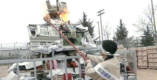 1995년 삼성전자 임직원들이 삼성 구미사업장 운동장에서 휴대폰을 비롯해 무선전화기·팩시밀리 등 불량제품 15만대를 전량 폐기처분하고 있다./사진제공=삼성전자