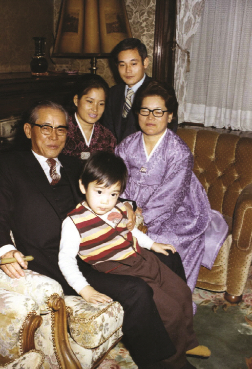 1972년 서울 장충동 자택에서 촬영한 이병철(왼쪽부터) 창업주와 명희, 건희, 인희씨의 사진. 맨앞은 이재용 부회장. /사진제공=삼성전자