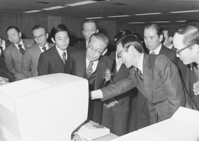 1976년 삼성그룹 전산실 개장식에서 이병철(왼쪽 네번째) 창업주와 이건희(〃 세번째) 회장이 설비를 둘러보고 있다.