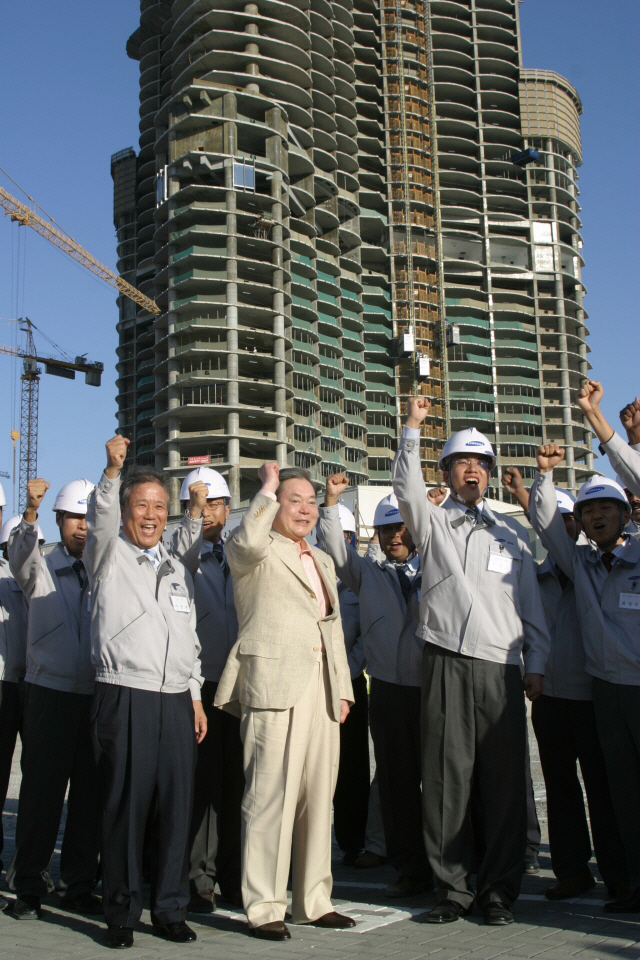 2006년 아랍에미리트연합(UAE) 두바이에서 건설 중인 삼성물산의 당시 세계 최고층 빌딩 ‘버즈 칼리파’ 건설현장을 찾은 이건희(앞줄 가운데) 회장이 기념촬영을 하고 있다. /사진제공=삼성