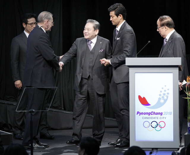 2011년 남아공 더반에서 열린 국제올림픽위원회(IOC) 총회에 참석한 이건희(오른쪽 세번째) 회장이 평창 유치위 프레젠테이션이  끝난 뒤 자크 로게(〃 네번째) IOC위원장과 악수를 하고 있다. /연합뉴스