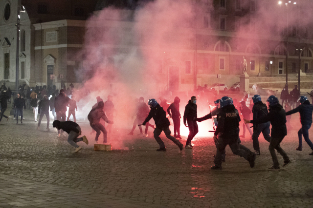 [사진] '통행금지 안돼' 항의하는 이탈리아 극우