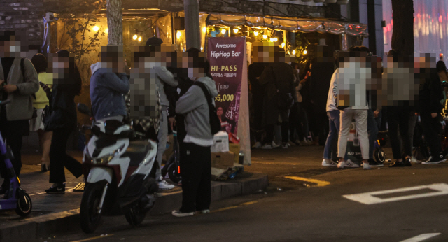 홍대축제거리 인근 클럽, 포차 밀집 지역에서 시민들이 클럽과 포차 앞에서 입장을 기다리고 있다. /연합뉴스