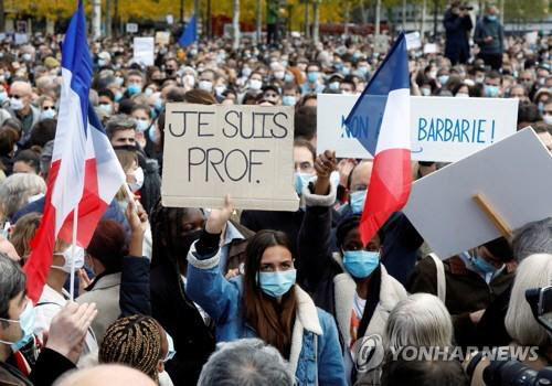표현의 자유를 가르치다 참수당한 프랑스 교사 추모 시위./로이터연합뉴스