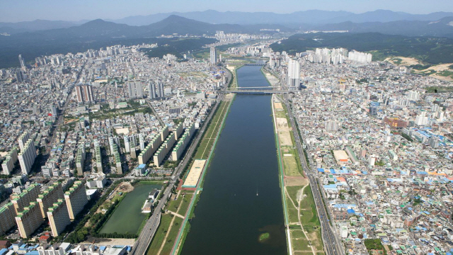 울산시는 아파트 불법청약 의심사례 28건을 적발했다. 2009년 남구 삼산동에서 바라 본 울산 도심 항공사진. /사진제공=울산시