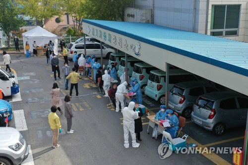 26일 오전 전남 나주시청 주차장에 설치된 선별진료소에서 공무원들이 코로나19 진단검사를 받고 있다. /사진=연합뉴스