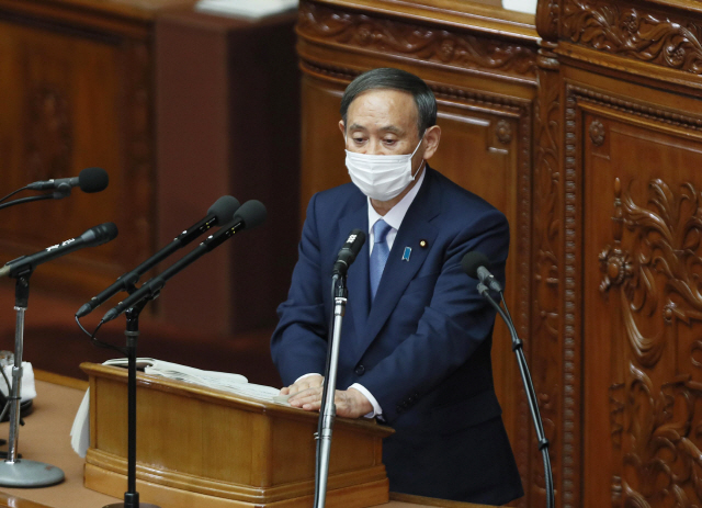 스가 요시히데 일본 총리가 26일 취임 이후 첫 국회 연설을 하고 있다. 그는 징용 문제를 놓고 “건전한 한일관계로 돌아가기 위해 적절한 대응을 강하게 요구해나가겠다”고 밝혔다. 또 김정은 북한 국무위원장과의 조건없는 정상회담을 추진하겠다고 말했다.   /EPA연합뉴스