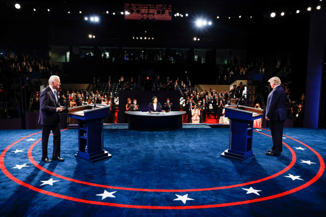 지난 22일(현지시간) 조 바이든(왼쪽) 미국 민주당 대선후보와 도널드 트럼프(오른쪽) 대통령이 테네시주 내슈빌 벨몬트대에서 대선후보 간 마지막 TV토론을 벌이고 있다./AFP연합뉴스