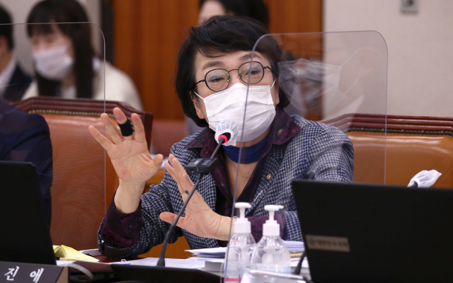 '법원이 행정부이듯' 김진애 질의에 윤호중 '의원님, 법원은 사법부'