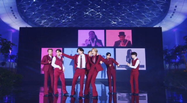 그룹 방탄소년단(BTS)이 14일(현지시간) ‘2020 빌보드 뮤직 어워즈’에서 축하 무대를 펼치고 있다. /사진제공=빅히트엔터테인먼트