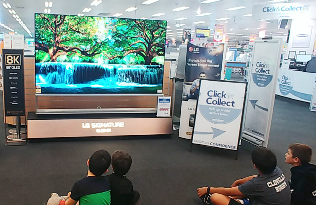 호주 하버노만 가전 매장에서 고객들이 LG전자의 올레드TV를 체험하고 있다. /사진제공=LG전자