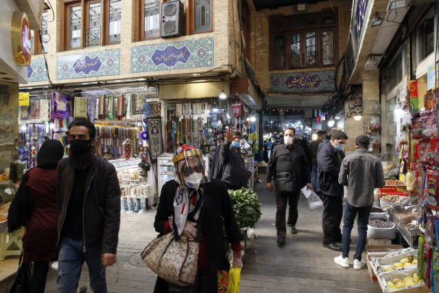 미국이 이란의 석유 부문을 추가로 제재한 26일(현지시간) 이란 수도 테헤란의 한 상가에서 시민들이 물건을 둘러보고 있다./EPA연합뉴스