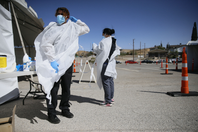 미국 텍사스 엘패소에서 의료진들이 드라이브스루 방식 코로나19 검사소를 설치하고 있다. /AP연합뉴스