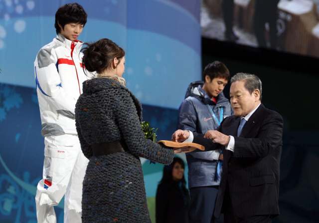 <YONHAP PHOTO-0947> <올림픽>메달 시상하는 이건희 IOC위원      (밴쿠버=연합뉴스) 한상균 기자 = 15일 밴쿠버 BC플레이스에서 열린 2010 밴쿠버 동계올림픽 메달시상식에서 이건희 IOC위원이 남자 쇼트트랙 1,500ｍ에서 금메달을 딴 이정수에게 메달을 목에 걸어주고 있다. 2010.2.15  xyz@yna.co.kr/2010-02-15 13:52:51/<저작권자 ⓒ 1980-2010 ㈜연합뉴스. 무단 전재 재배포 금지.>