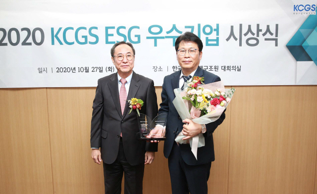 DGB금융지주가 27일 열린 ‘2020년 ESG 우수기업’ 시상식에서 ESG 우수기업으로 선정된 가운데, 이날 최종호(오른쪽) DGB금융지주 준법지원부 상무가 신진영 한국기업지배구조원장으로부터 상패를 수여했다. /사진제공=DGB금융지주