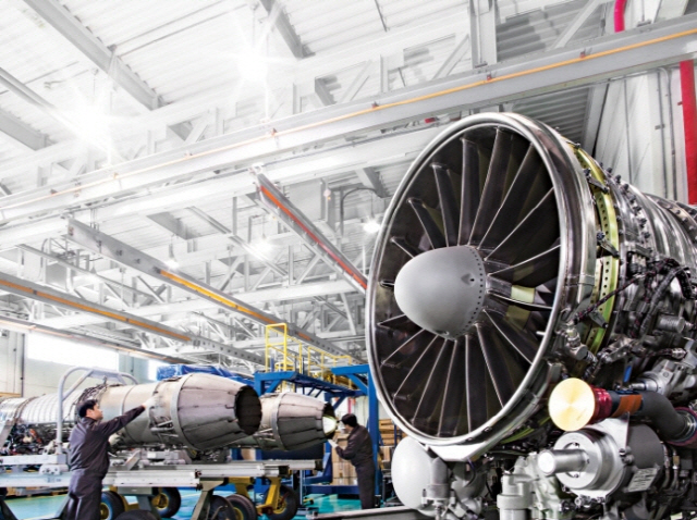 한화에어로스페이스 창원사업장 생산라인에서 직원들이 항공기 엔진을 생산하고 있다./사진제공=한화에어로스페이스
