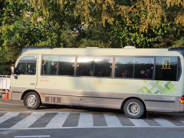 28일 고 이건희 삼성그룹 회장 영결식이 진행되는 서울 강남구 삼성서울병원 장례식장에서 유족들을 태운 카운티버스. 유족들과 삼성그룹 고위임원들은 카운티버스 두대에 나눠 타고 장지로 이동한다./변수연기자