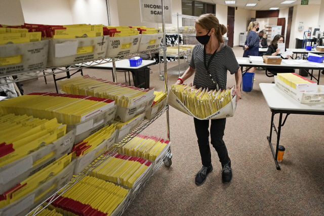 미국 유타주 솔트레이크시티에서 사전투표를 준비하고 있다. 높은 사전투표 비율은 이번 선거의 주요 변수 가운데 하나이며 선거 후에도 법적분쟁 가능성을 내포하고 있다. /AP연합뉴스