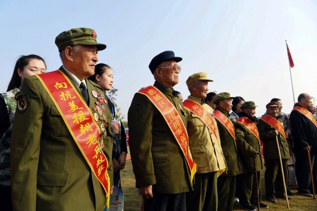 지난 19일 중국 안후이성 보저우에서 열린 ‘항미원조 70주년’ 기념행사에 참가한 참전군인들이 기념사진을 찍고 있다. /AFP연합뉴스