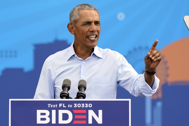 27일(현지시간) 버락 오바마 전 미국 대통령이 플로리다주 올랜도에서 열린 조 바이든 민주당 대선후보 지원유세에서 발언하고 있다./AP연합뉴스