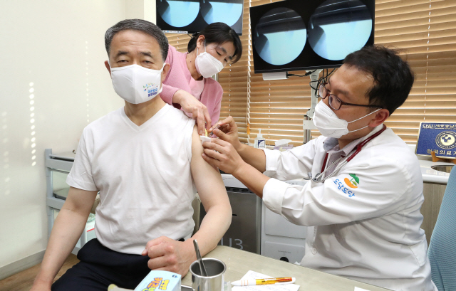 박능후 보건복지부 장관이 27일 오후 세종시의 한 병원을 찾아 인플루엔자(독감) 예방접종을 하고 있다. /연합뉴스
